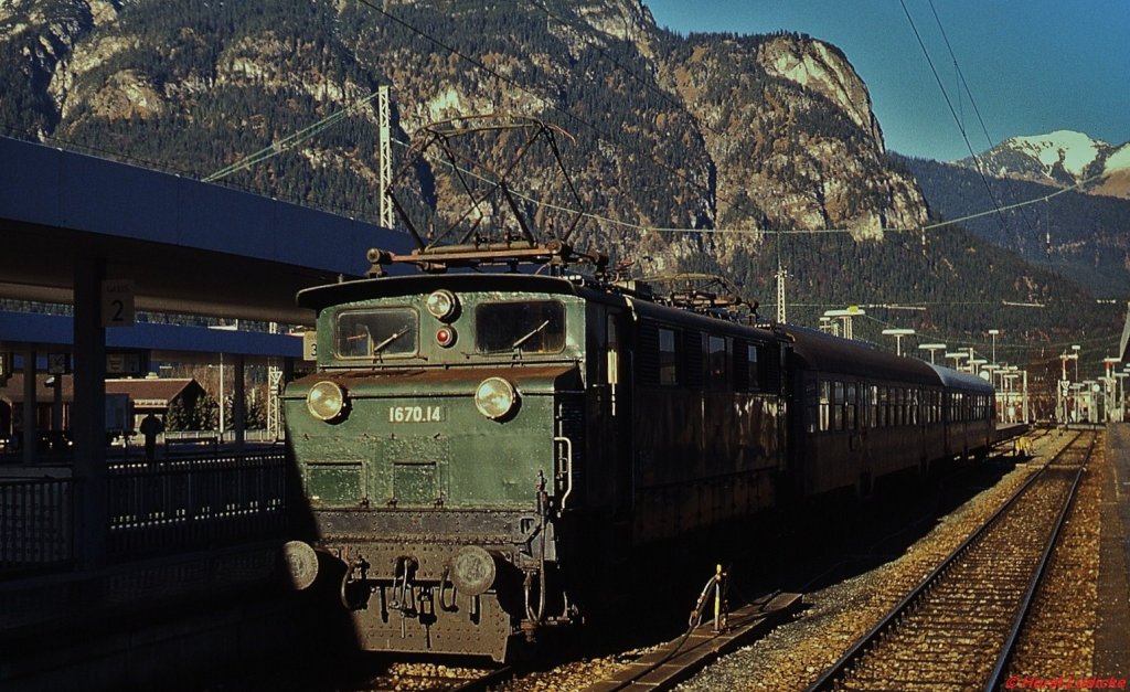 1670.14 der BB mit einem kurzen Nahverkehrszug im Bahnhof Garmisch-Partenkirchen (Ende Dezember 1978)