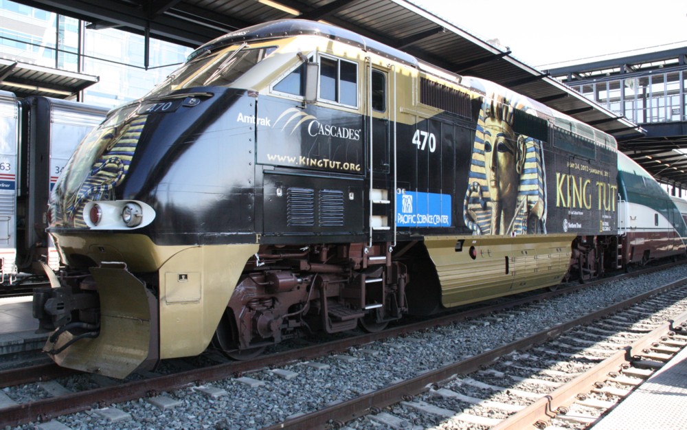 16.7.2012 Seattle, WA. Amtraks #470 (F59PHI) vor eine Cascades Zug.