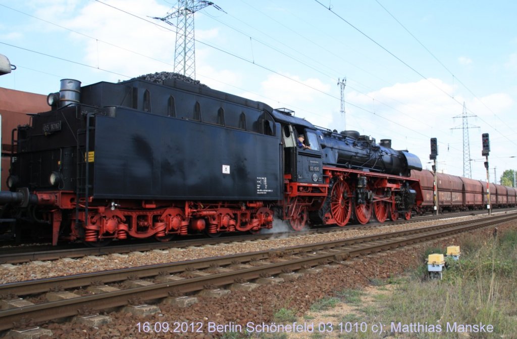 16.9.2012 Berlin - Schnefeld 03 1010 des  Frderverein Schnellzugdampflok 03 1010 e.V.  wartet die Einfahrt des ILA-Shuttle aus Blo ab. 