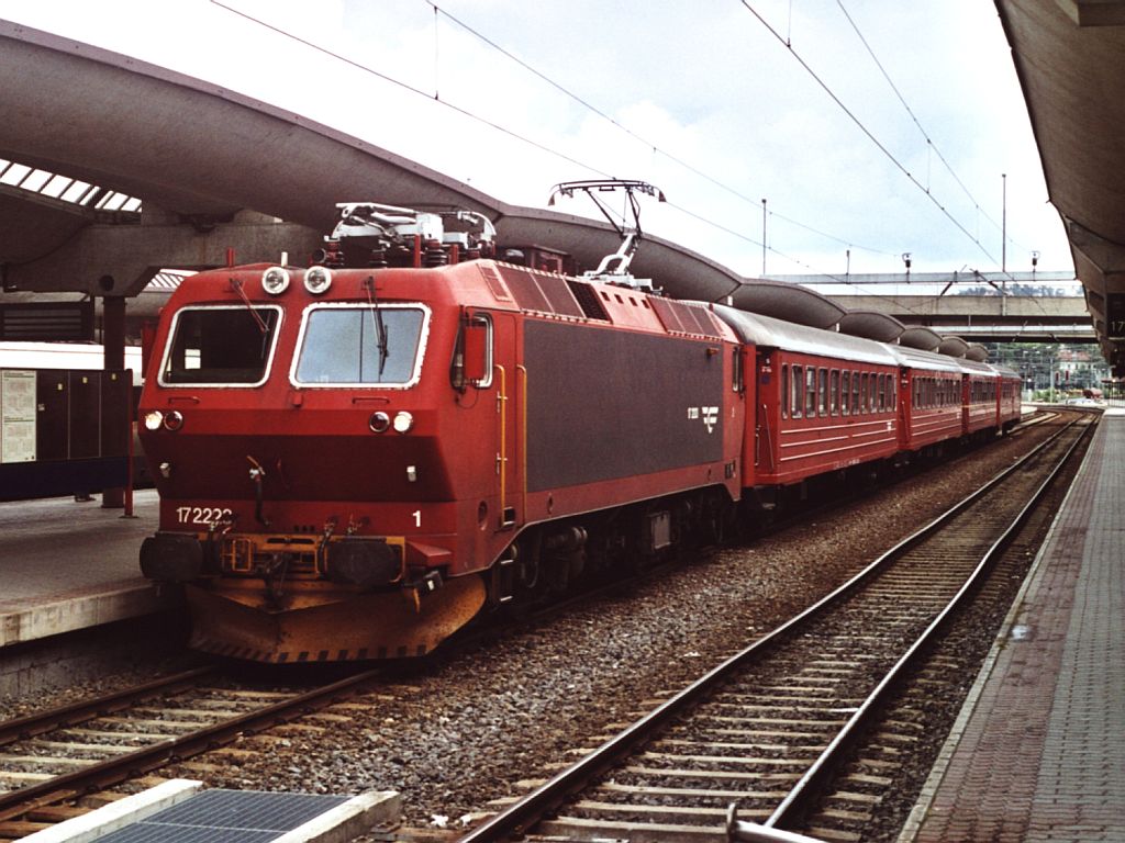 17 2222 mit Zug Kristiansand-Oslo auf Bahnhof Oslo am 11-7-2000. Bild und scan: Date Jan de Vries.