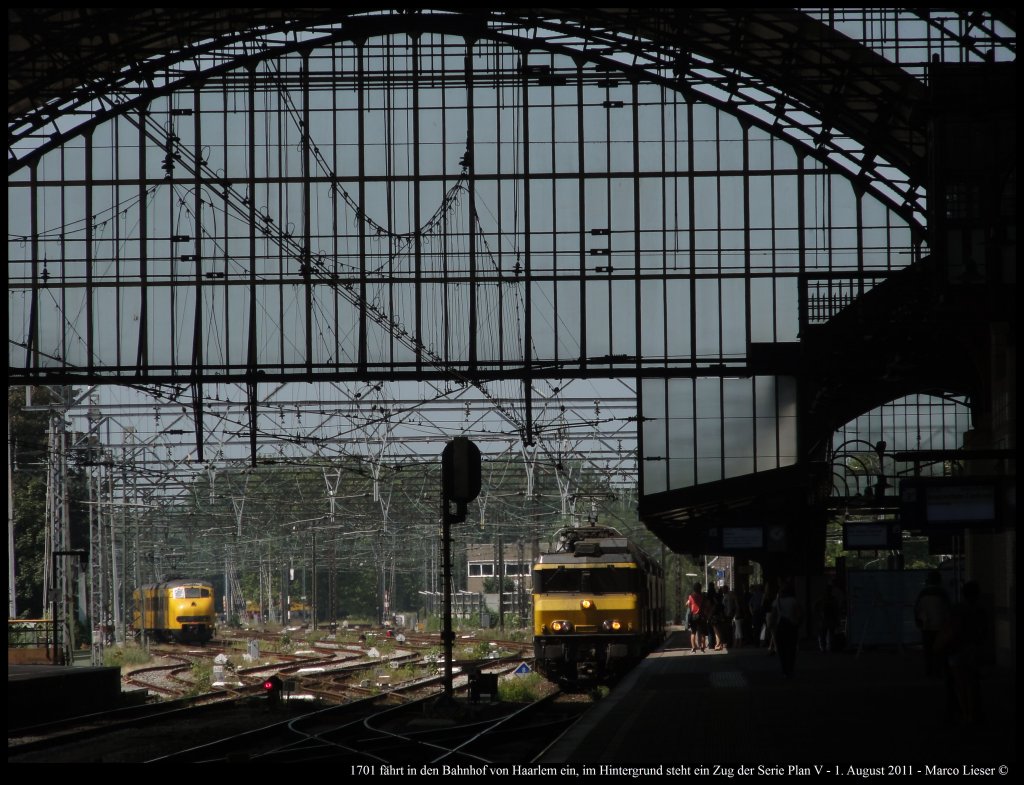 1701 fhrt in den Bahnhof von Haarlem ein, im Hintergrund steht ein Zug der Serie Plan V (01.08.2011)