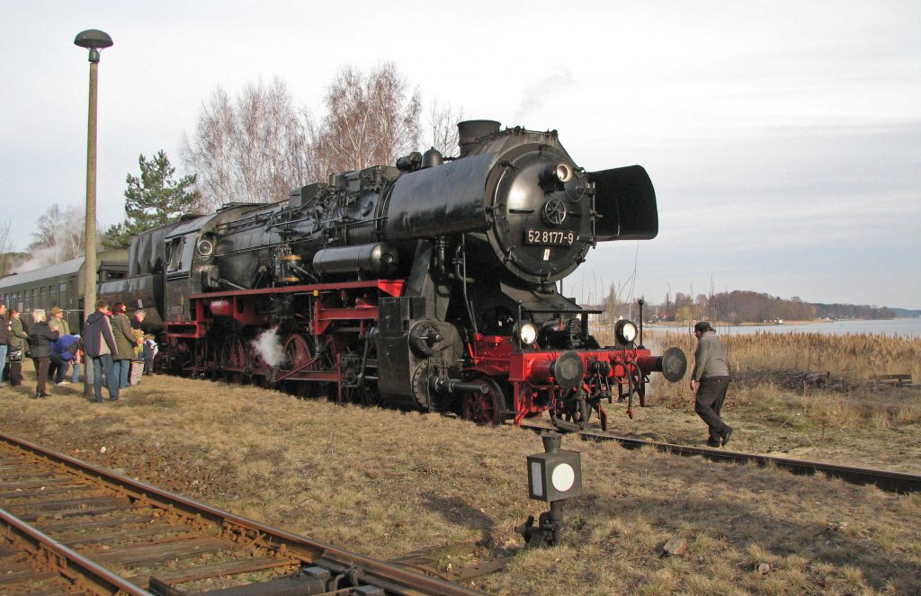 17.02.08 , Wendisch-Rietz ; 52 8177, vor einem Sonderzug zur Oderbruchbahn, wartet auf Kreuzung mit der ODEG