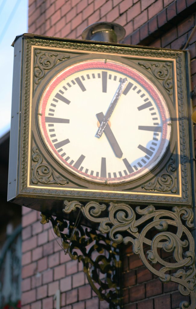 17:03 Uhr zeigt die Bahnhofsuhr im letzten Schein der Abendsonne am Haltepunkt
Friedewald Bad. in wenigen Minuten wird ein Zug der Lnizugrundbahn aus  Radebeul kommend , hier halten.