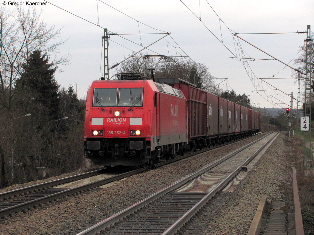 17.03.2011: Die 185 252-4 erreicht mit einem Gterzug Richtung Norden den Haltepunkt Bruchsal-Schlachthof. Das Bild entstand vom Bahnsteigende.