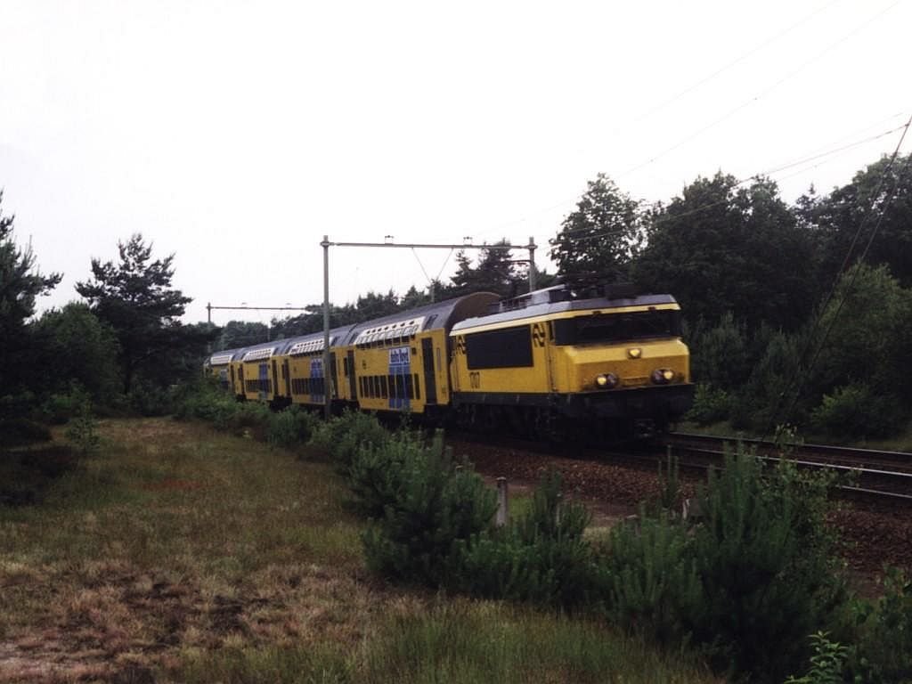 1704 und Doppelstockwagen 7412 mit Regionalzug 5651 Utrecht CS-Zwolle bei Soestduinen am 12-6-1999. Bild und scan: Date Jan de Vries.
