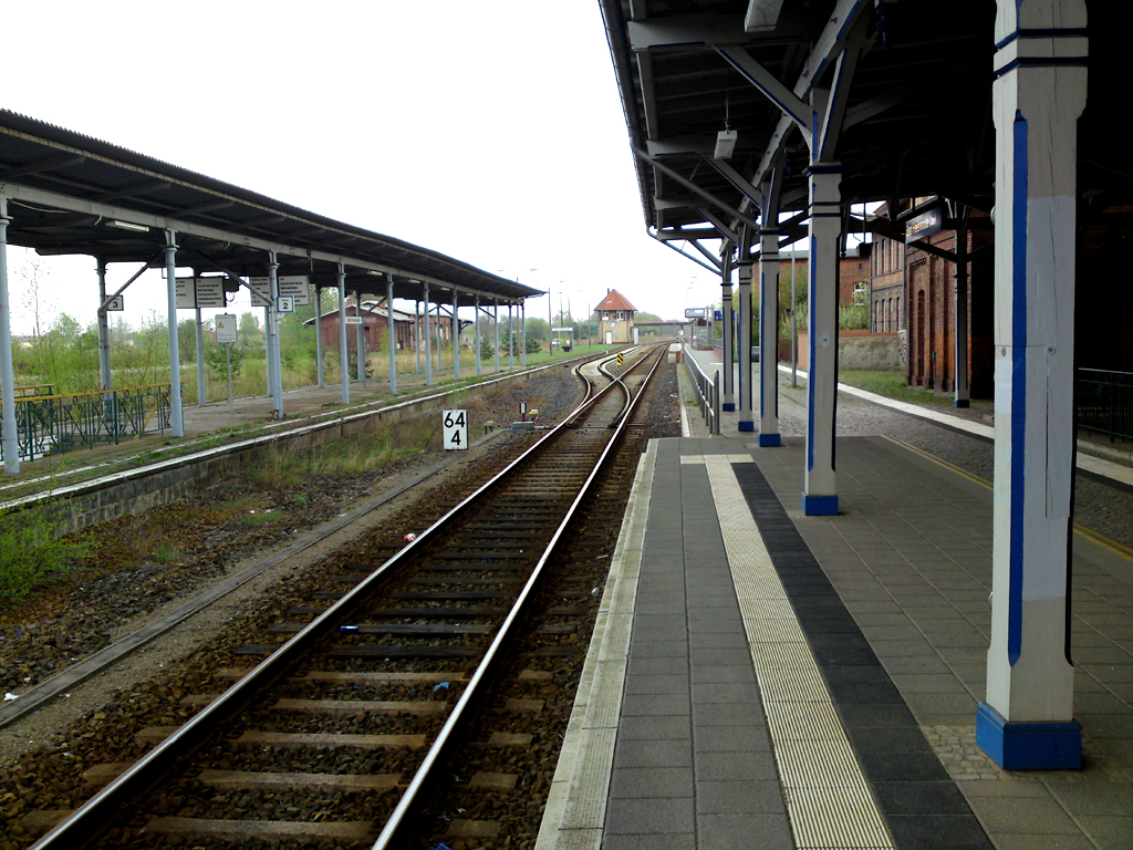 17.04.2011 - Bahnhof Bad Freienwalde. Blick auf das Stellwerk.