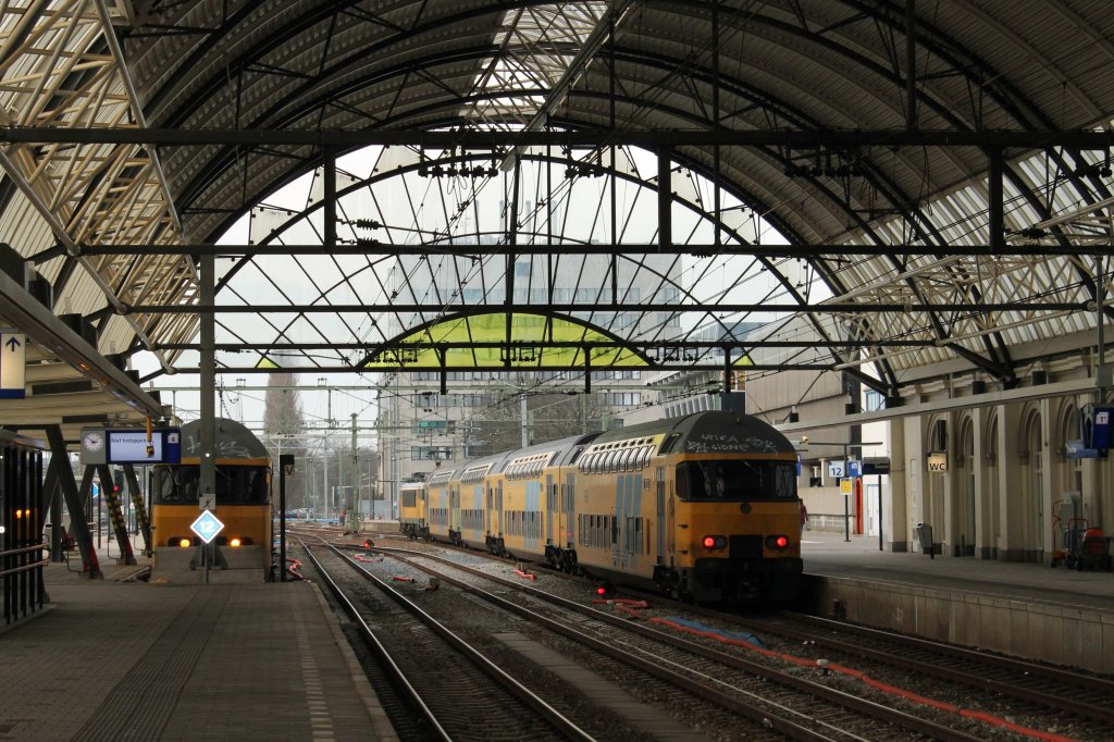 1705 und DD-AR 7444 mit Regionalzug 5652 Zwolle-Utrecht CS auf Bahnhof Zwolle am 20-12-2012.