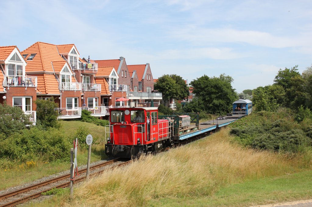 17.07.2013, kurz hinter dem Bahnhof: SCHMA 399 107-2 zieht einen Zug zum Westanleger. 
