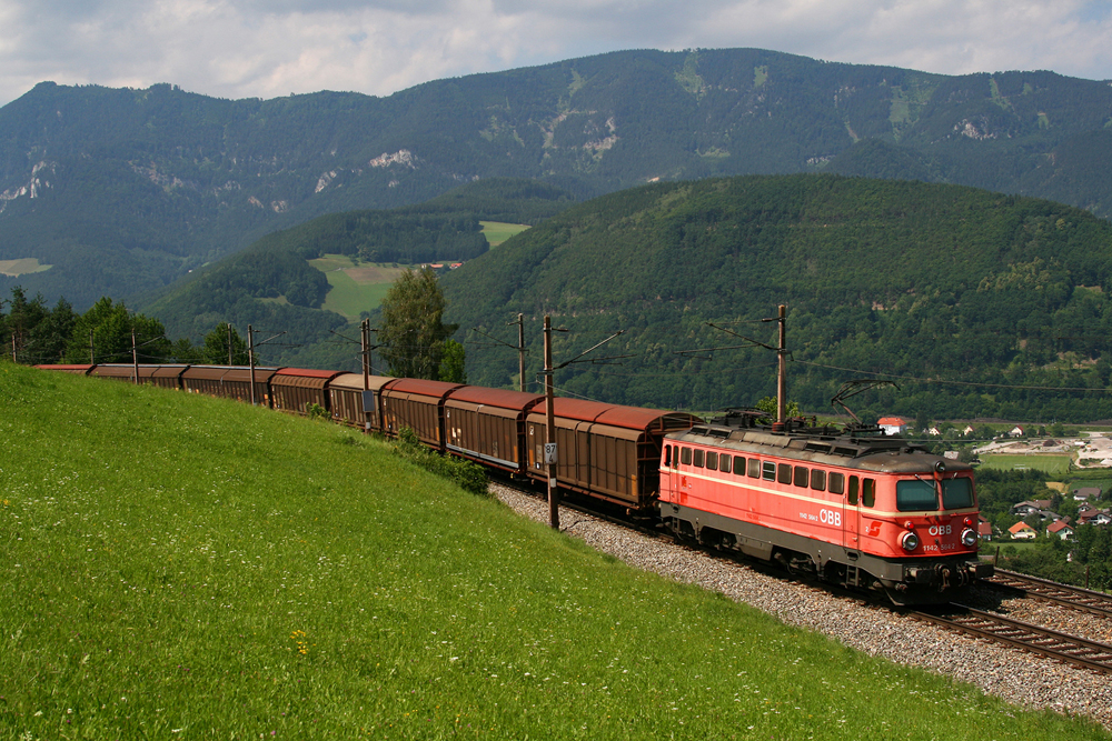 1.7.08 Wieder mal am Berg oben. Da denkt man sich nichts schlimmes, wenn ein roter Ochse mit dem GAG 46778 sich bern den Berg schlngelt. Doch, dass dann eine blutorangene 1142er als Nachschiebe fungiert, mit dem rechnet man nicht. Schnell noch aufgesprungen und abgedrckt. Hier hilft die 1142 564 der 1116 133 mit dem GAG 46778 von Tarvisio Boscoverde nach Breclav im Abschnitt Mrzzuschlag-Gloggnitz ber den Semmering.