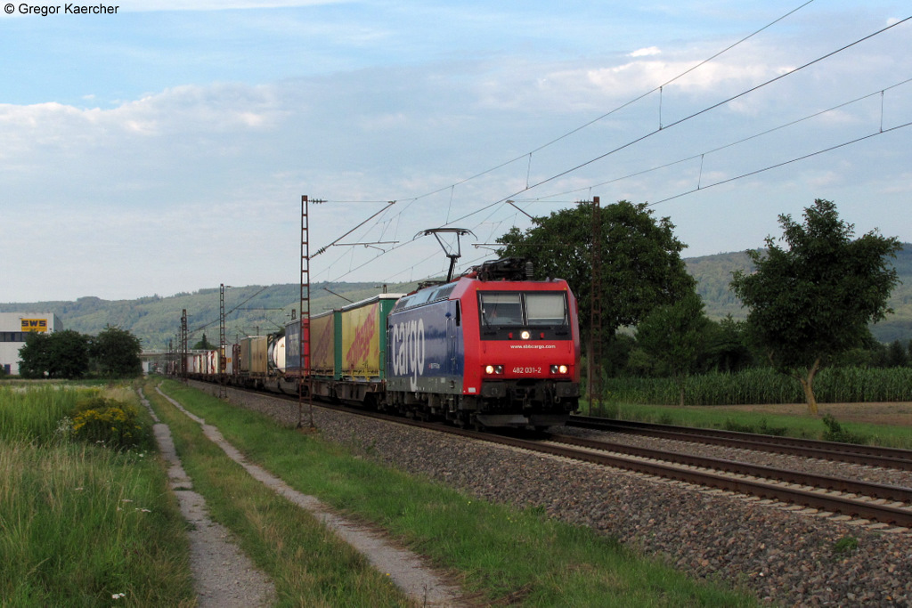 17.08.2011: Die 482 031-2 mit einem Containerzug Richtung Sden bei Malsch.