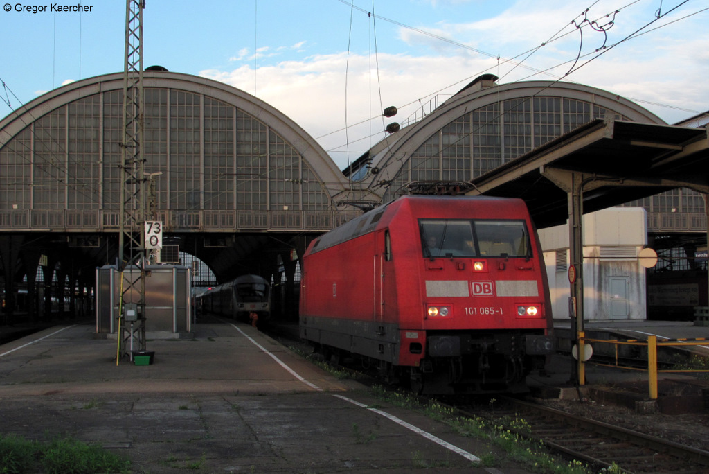 17.08.2011: Mit etwa +5 hat die 101 065-1 mit dem IC 360 (Mnchen-Strabourg) den Karlsruher Hbf erreicht und macht nun Platz fr die 181 213-0.