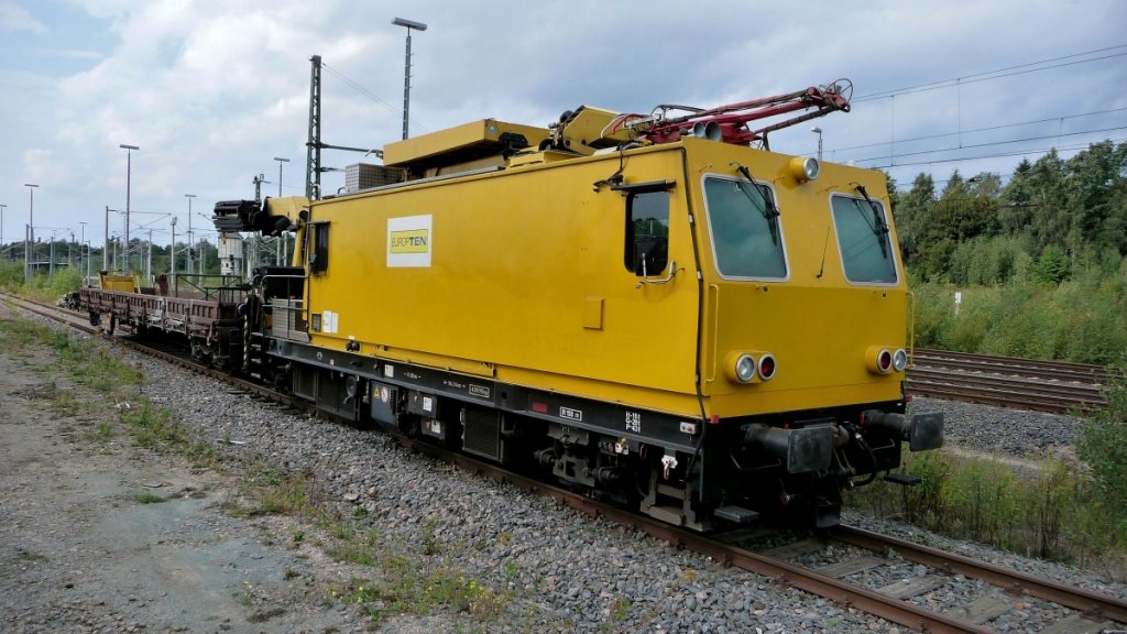 17.09.2011 Motorturmwagen der �BB, abgestellt im Bf Reichbach/Vogtl.