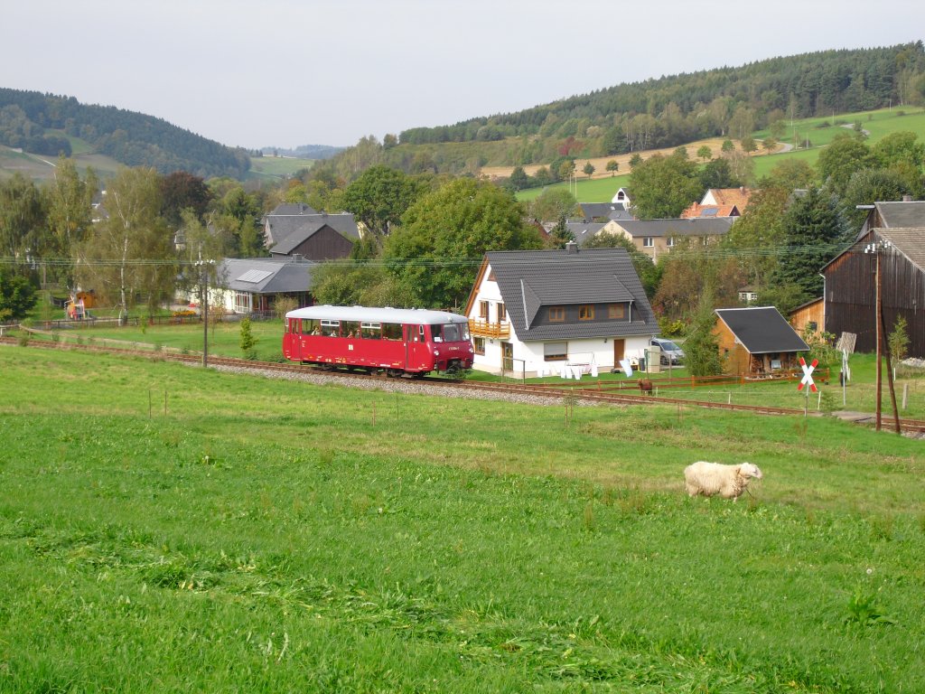 171 056-5 ist unterwegs von Schwarzenberg nach Markersbach zum Brckenfest. Hier in Raschau, am 02.10.10.
