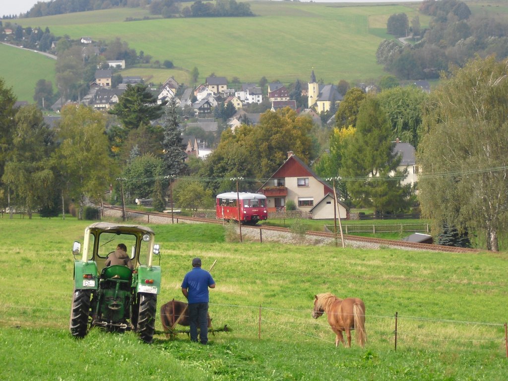 171 056-5 ist unterwegs von Schwarzenberg nach Markersbach zum Brckenfest. Hier in Raschau, am 02.10.10.