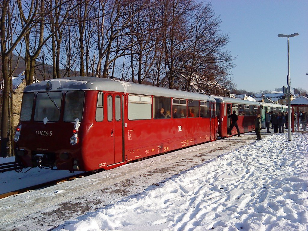 171 056-5 der Wiesentatalbahn auf dem Weg nach Annaberg Buchholz, am 20.12.09. Hier bei einem Zwischenhalt in Schwarzenberg/Erzgeb.