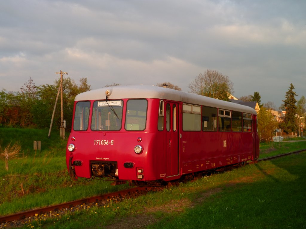 171 056 steht am 08.05.13 in Mhltroff in der Abend Sonne.