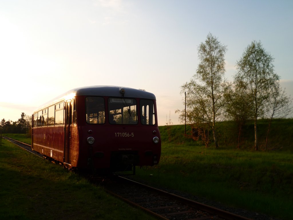 171 056 steht am 08.05.13 in Mhltroff in der Abend Sonne.