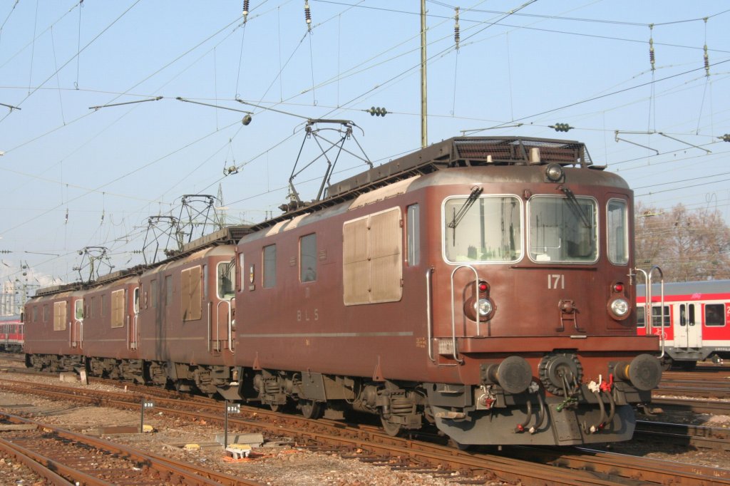 171 am 01.01.09 in Basel Bad. Bf. Eilgut. 
Gleich 4 Loks Re4/4 425 sind von Muttenz nach Basel berfhrt worden um dort abgestellt zu werden. 
Wappe der Lok: Drligen