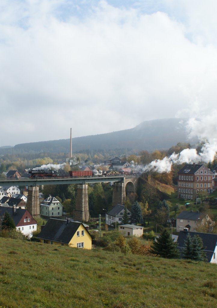 17.10.2010 - Cranzahl mit dem B�renstein im Hintergrund - Fotodampf im Erzgebirge, 50 3610 auf dem Weg nach Schwarzenberg