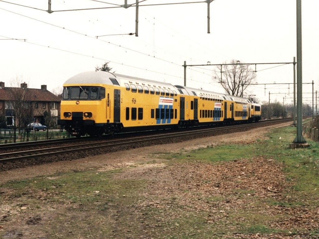 1712 und dreiteilige Doppelstocksteuerwagen 7376 mit Schnellzug 3043 Den Helder-Nijmegen in Elst am 28-2-1995. Bild und scan: Date Jan de Vries.