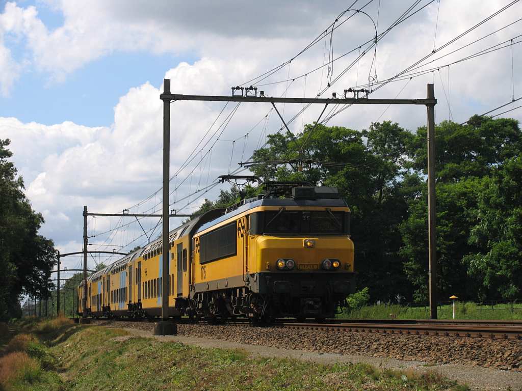 1715 und Doppelstockwagen 7435  mit Regionalzug RE 9651 Nijmegen-Deurne bei Vlierden am 19-7-2012.