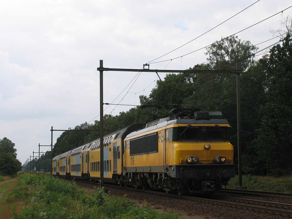 1715 und Doppelstockwagen 7435 mit Regionalzug RE 9651 Nijmegen-Deurne bei Deurne am 17-7-2012.