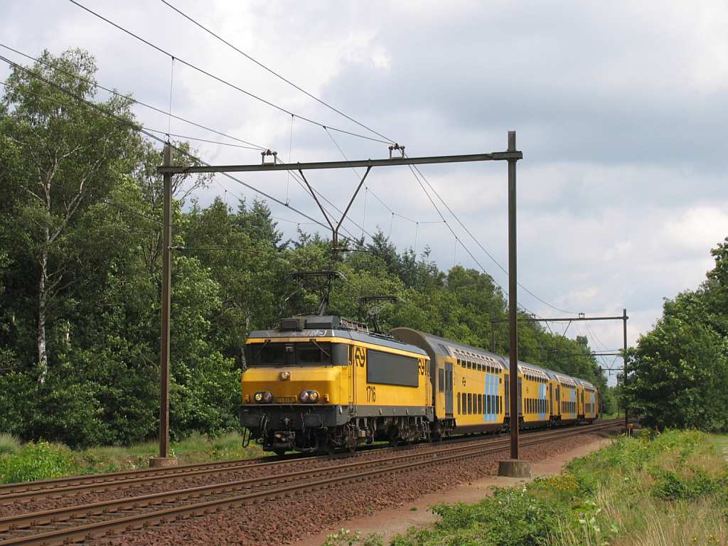 1716 und Doppelstockwagen 7450 mit Regionalzug RE 9652 Deurne-Nijmegen bei Deurne am 17-7-2012.