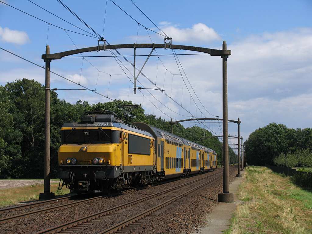 1716 und Doppelstockwagen 7450 mit Regionalzug RE 9652 Deurne-Nijmegen bei Vlierden am 19-7-2012.

