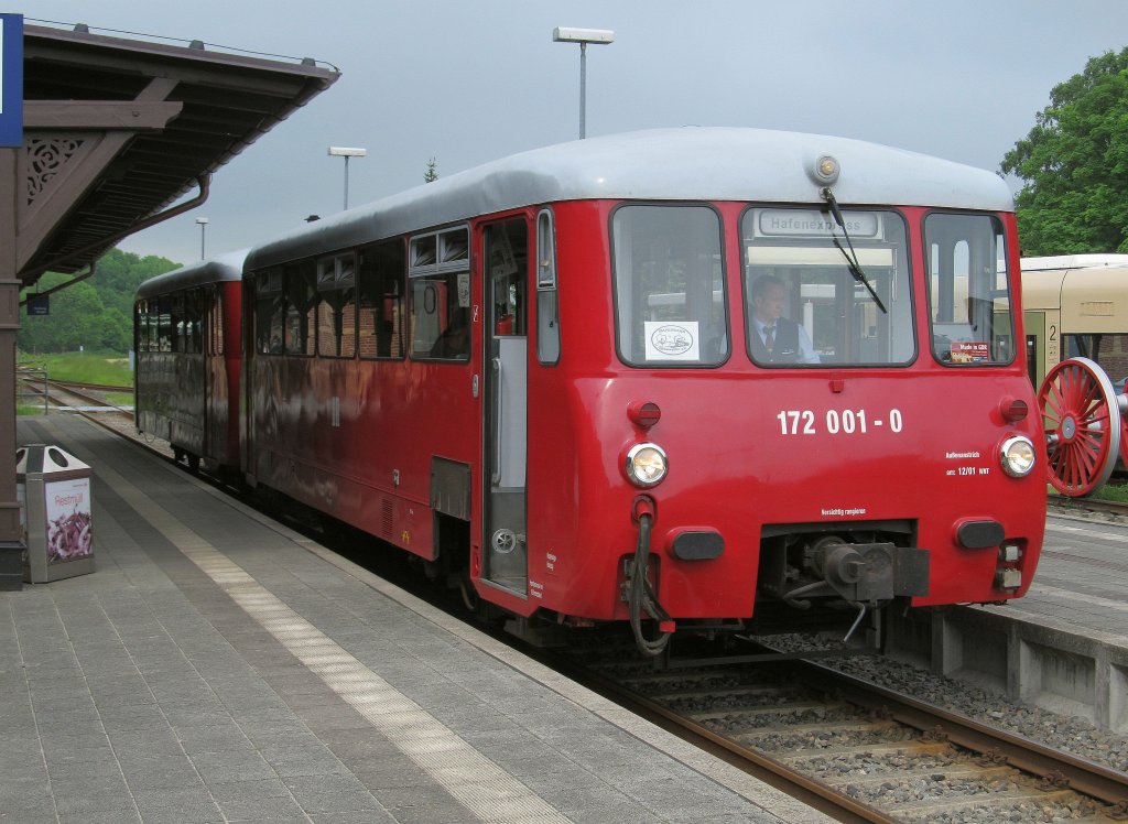 172 001 + 172 601 der 'Freunde der Hafenbahn Neustrelitz' am 01.06.2013 im Planverkehr auf der Strecke Bergen (Rgen) - Lauterbach Mole, aufgenommen in Putbus.