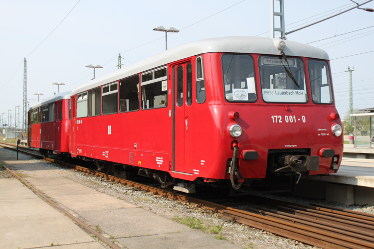 172 001-0 von der Neustrelitzer Hafenbahn als PRE81259 von Bergen auf Rgen nach Lauterbach Mole kurz vor der Ausfahrt im Bahnhof Bergen auf Rgen.(28.04.2011) 