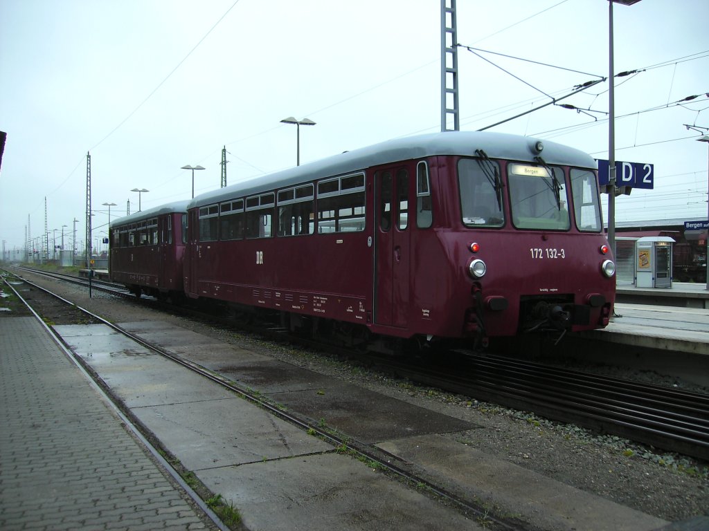 172 132 und 172 171 am Morgen vom 15.Mai 2010 im verregnten Bahnhof von Bergen/R�gen.Neben der Ferkeltaxe wird an diesem Tag noch 91 134 auf der Strecke zwischen Bergen/R�gen und Lauterbach Mole zum Einsatz kommen.