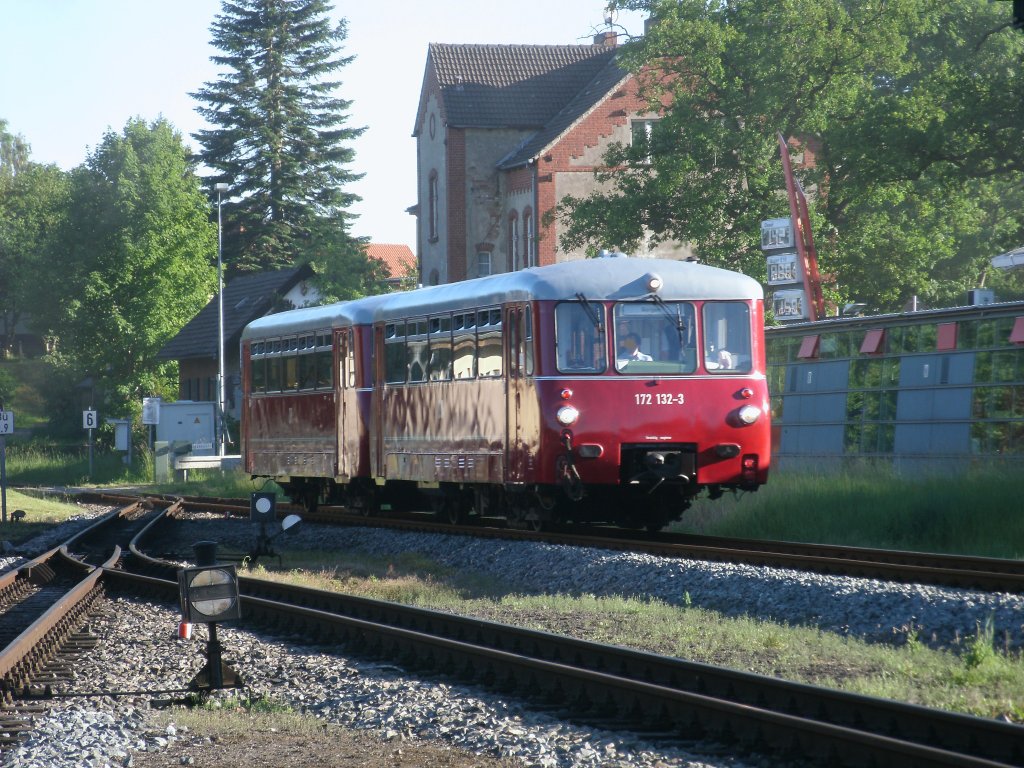 172 132/171 kam,am 04.Juni 2011,von Lauterbach Mole in Putbus an und fuhr weiter nach Bergen/Rgen.Da auf dem Nebengleis die 91 134 stand,nutzte der Lokfhrer schnell einen Blick herber.