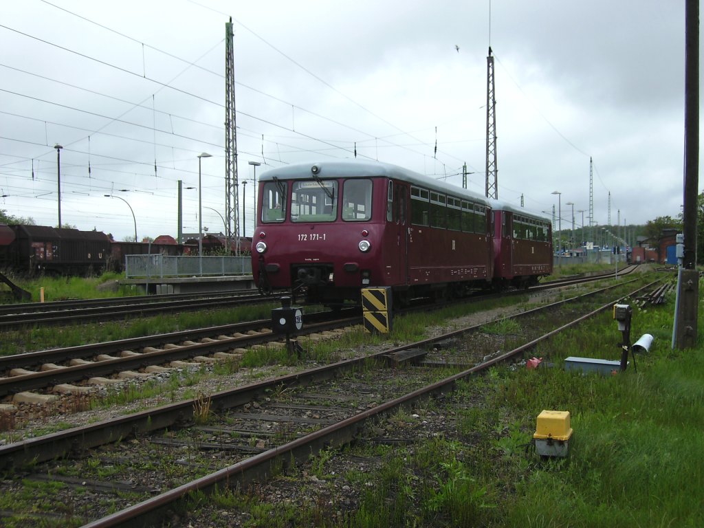172 132/172 171 fhrt in Bergen/Rgen an den Bahnsteig,whrend der Stammtriebwagen PRESS-VT 650 032 auf ein Abstellgleis fuhr und Pause machte.