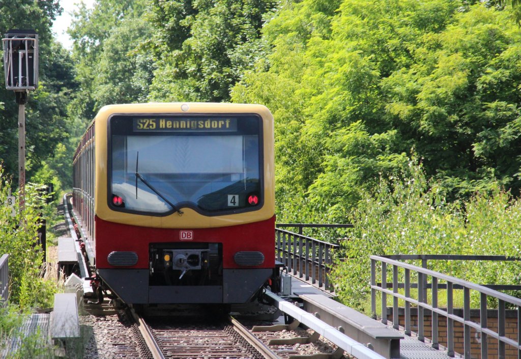 1.7.2013 S 25 nach Henningsdorf verlt Haltepunkt Eichborndamm