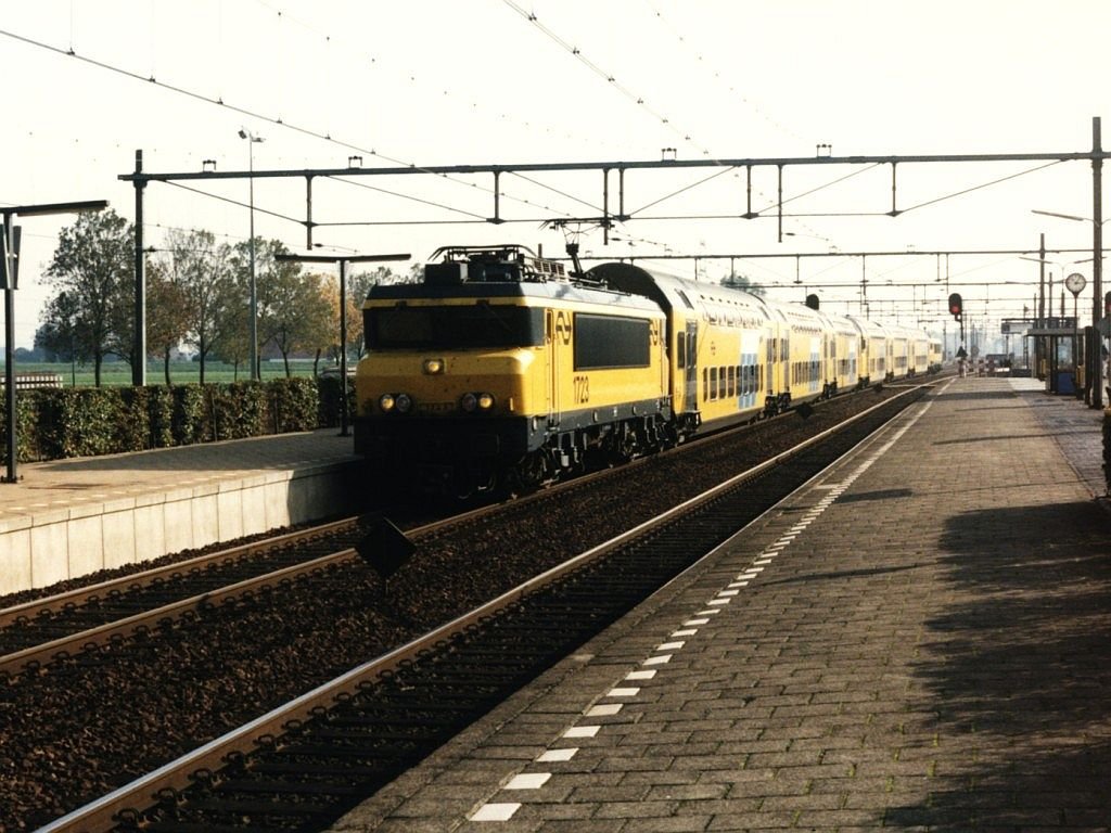 1723 + 7364 + 7351 + 1716 mit Regionalzug 5448 Breda-Amsterdam CS. Bild und scan: Date Jan de Vries.