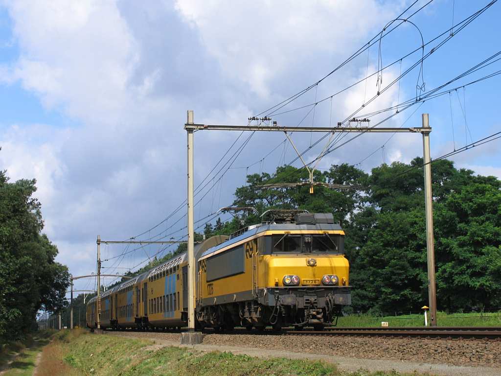 1726 und Doppelstockwagen 7478 mit Regionalzug RE 9633 Nijmegen-Deurne bei Vlierden am 19-7-2012.