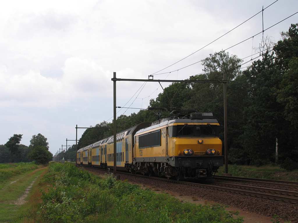 1726 und Doppelstockwagen 7478 mit Regionalzug RE 9649 Nijmegen-Deurne bei Deurne am 17-7-2012.