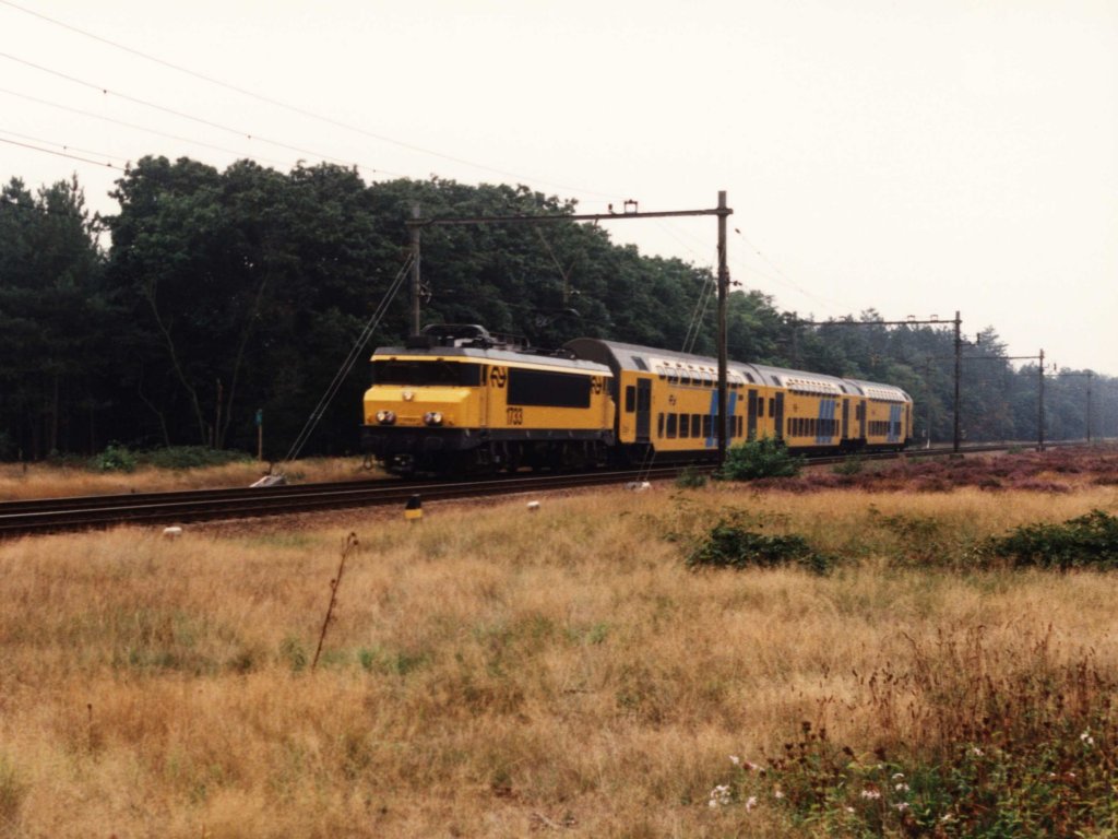 1733 und Doppelstockwagen 7329 mit Regionalzug 5629 Utrecht-Zwolle bei Nunspeet am 23-8-1994. Bild und scan: Date Jan de Vries.   