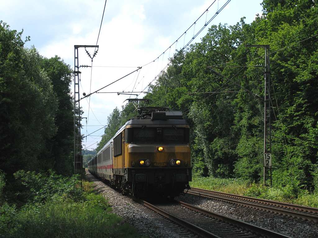 1736 mit IC 147 Schiphol-Berlin Ostbahnhof bei Bad Bentheim am 11-7-2012.