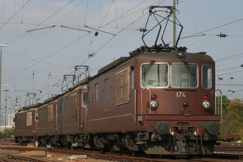 174 am 10.10.08 in Basel Bad. Bf.
4 Loks der Reihe Re4/4 425 werde zur Abstellgruppe gefahren. 
Wappen der Lok: Frutigen