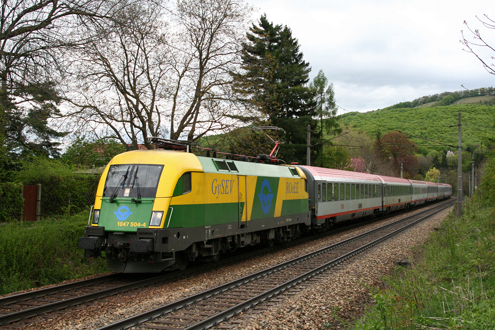 17.4.09 Auch auf der Westbahn tummeln sich die GySEV Stiere. Heute war die 1047 504 mit dem OIC 640 von Wien West nach Salzburg unterwegs und konnte bei Hofstatt aufgenommen werden.