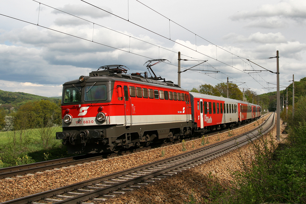 17.4.09 Regionalzug-Alltag zwischen Wien und St. Plten. Neben der Baureihe 1144 kommen auch 1142er zum Einsatz. Heute war es die 1142 683 mit dem R 2028 von Wien West nach St. Plten, bei Unter Oberndorf.
