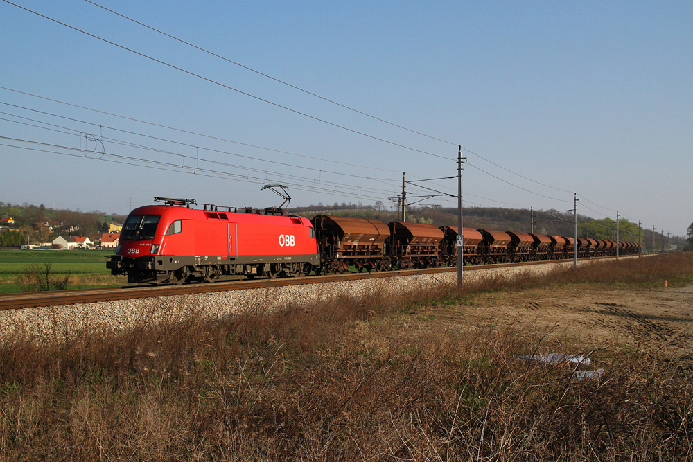 17.4.10 Die Quarzsandzge zwischen Breclav und Spielfeld Strass sind eine nette Abwechslung (Wagentechnisch) Heute war die 1116 252 fr den GAG 49441 von Breclav nach Spielfeld Strass eingeteilt. Das Foto zeigt den Zug bei Stillfried.