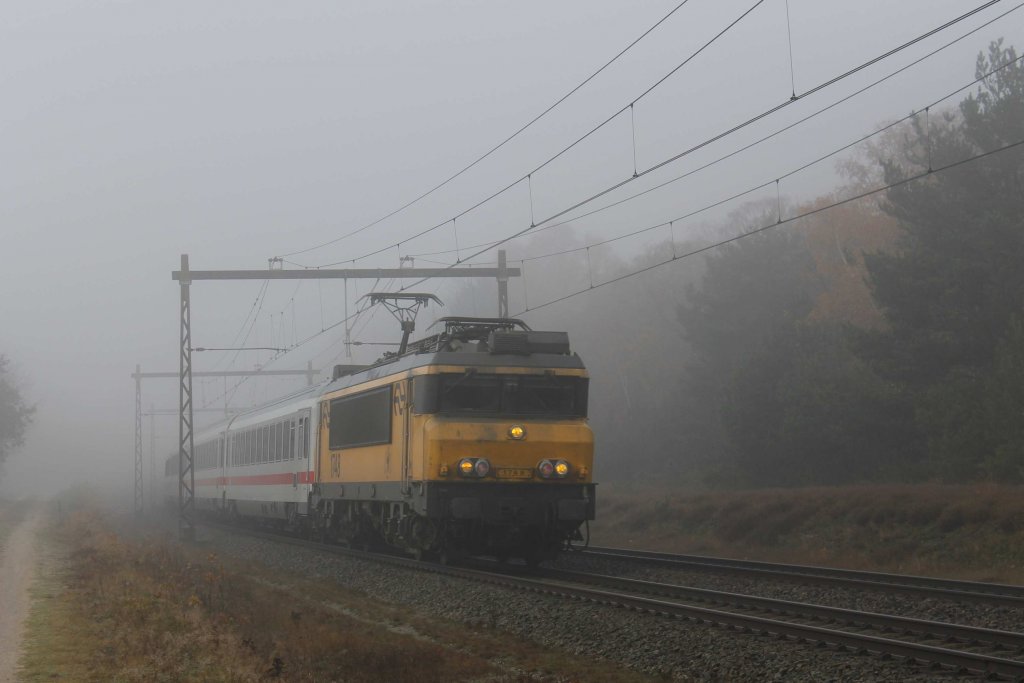 1748 mit IC 143 Schiphol-Berlin Ostbahnhof bei Holten am 19-11-2012.