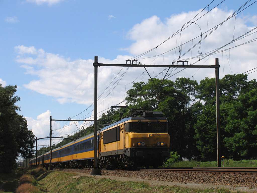 1748 mit IC 1949 Den Haag CS-Venlo bei Vlierden am 19-7-2012.