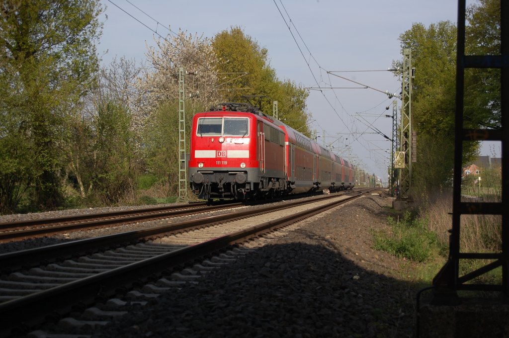 17:48Uhr Samstag den 24.4.2010 Lok 111 119 zieht einen Zug der Linie RE4 zwischen Kleinenbroich und Korschenbroich, n�chster Halt ist M�nchengladbach Hbf.