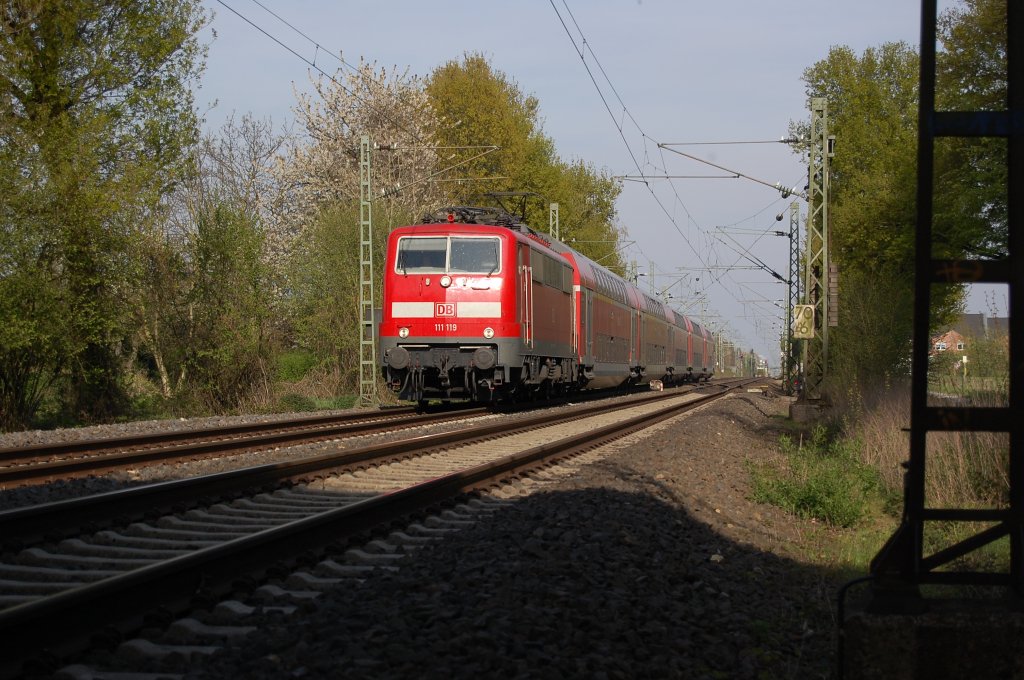 17:48Uhr Samstag den 24.4.2010 Lok 111 119 zieht einen Zug der Linie RE4 zwischen Kleinenbroich und Korschenbroich, nchster Halt ist Mnchengladbach Hbf.