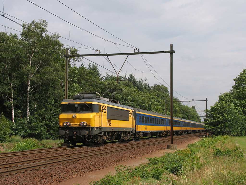 1749 mit IC 1956 Venlo-Den Haag CS bei Deurne am 17-7-2012.