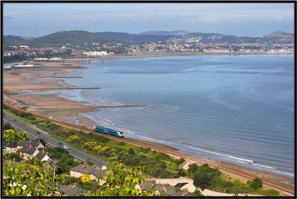 175 001 von Holyhead nach Cardiff braust der Nordkste von Wales entlang. Im Hintergrund sieht man Colwyn Bay and Rhos-on-Sea. (07.09.2012)