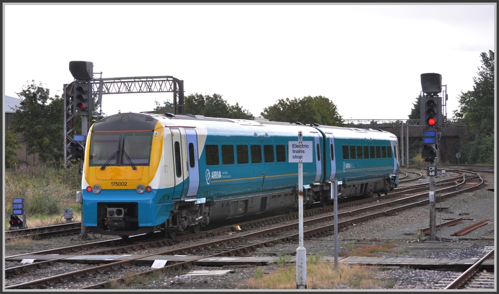 175 002 durchf�hrt Chester. Elektrisch verkehren hier nur die Z�ge von Merseyrail ab Liverpool. Strom beziehen sie von einer dritten Schiene. (16.08.2011)